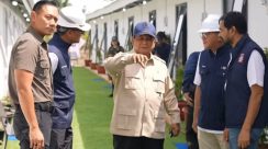 Presiden Prabowo Subianto meninjau Rumah Hunian Danantara di Aceh Tamiang, berbincang dengan warga pengungsi usai banjir bandang.