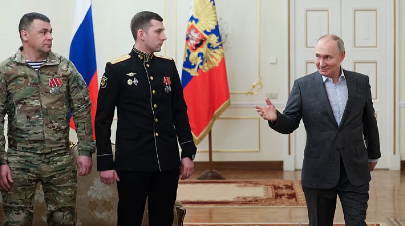 Presiden Rusia Vladimir Putin memberi isyarat saat berbicara kepada para prajurit Rusia yang berpartisipasi dalam perang di Ukraina di kediamannya dekat Moskow, 1 Januari 2024