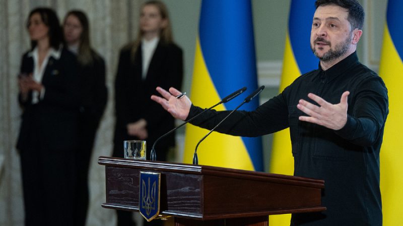 Presiden Ukraina Volodymyr Zelenskyy menyampaikan pidato dalam acara peringatan Hari Pekerja Layanan Diplomatik di Akademi Diplomatik Nasional, Kyiv, Ukraina, 22 Desember 2025. Foto: CGTN for Hallonews.