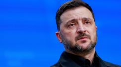 Presiden Ukraina Volodymyr Zelenskyy memberi keterangan kepada pers di Kyiv usai pertemuan dengan kepala intelijen luar negeri, Selasa, 23 Desember 2025. Foto: Sky News for Hallonews.