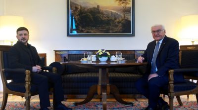 Presiden Ukraina Volodymyr Zelenskyy bersama Presiden Jerman Frank-Walter Steinmeier