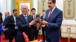 Presiden Venezuela Nicolás Maduro menerima delegasi China di Caracas yang dipimpin utusan khusus Beijing untuk Amerika Latin, Qiu Xiaoqi, beberapa jam sebelum penangkapan Maduro oleh Amerika Serikat.