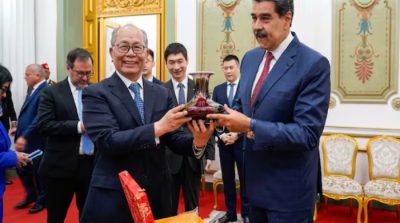 Presiden Venezuela Nicolás Maduro menerima delegasi China di Caracas yang dipimpin utusan khusus Beijing untuk Amerika Latin, Qiu Xiaoqi, beberapa jam sebelum penangkapan Maduro oleh Amerika Serikat.