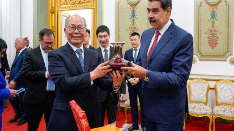 Presiden Venezuela Nicolás Maduro menerima delegasi China di Caracas yang dipimpin utusan khusus Beijing untuk Amerika Latin, Qiu Xiaoqi, beberapa jam sebelum penangkapan Maduro oleh Amerika Serikat.