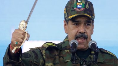 Presiden Venezuela Nicolás Maduro mengenakan seragam militer dan memegang pedang saat berpidato di Caracas sebelum penangkapannya oleh Amerika Serikat.