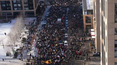 Ribuan demonstran anti-ICE berunjuk rasa di luar Target Center Minneapolis dengan spanduk dan yel-yel protes di tengah cuaca ekstrem.