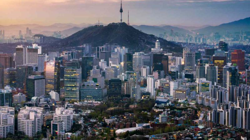 Gedung-gedung pencakar langit di Seoul sebagai pusat ekonomi Korea Selatan yang diproyeksikan IMF tumbuh 1,9 persen pada 2026.