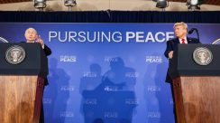 Putin dan Trump bertemu di Alaska, Agustus 2025, membahas isu perdamaian dan jaminan keamanan Ukraina.