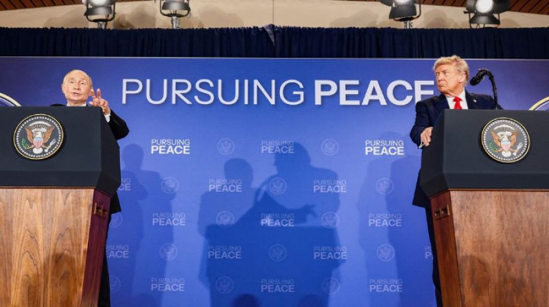 Putin dan Trump bertemu di Alaska, Agustus 2025, membahas isu perdamaian dan jaminan keamanan Ukraina.