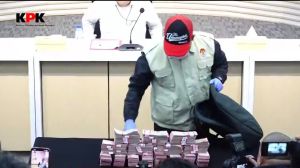 Konferensi pers KPK terkait OTT PN Depok yang menampilkan barang bukti uang tunai Rp850 juta dalam tas ransel hitam, Jumat 6 Februari 2026 malam.