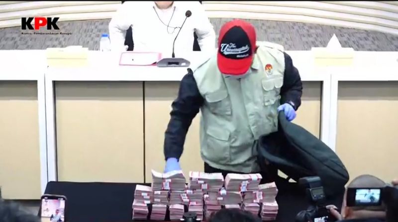 Konferensi pers KPK terkait OTT PN Depok yang menampilkan barang bukti uang tunai Rp850 juta dalam tas ransel hitam, Jumat 6 Februari 2026 malam.