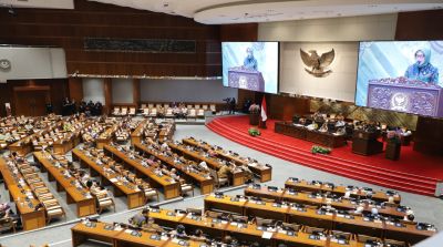 Gedung DPR RI di Senayan dalam konteks survei kepercayaan publik.