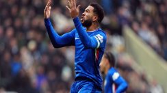 Reece James merayakan gol tendangan bebas spektakuler yang membuka jalan kebangkitan Chelsea melawan Newcastle United di St James’ Park.