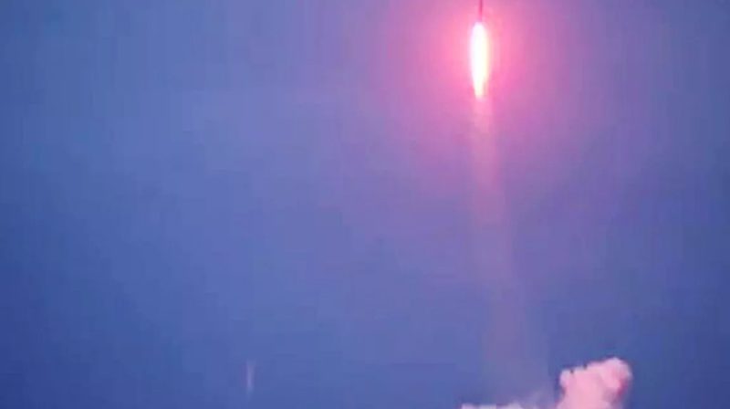 Peluncuran rudal balistik Sineva dari kapal selam Bryansk di Laut Barents.