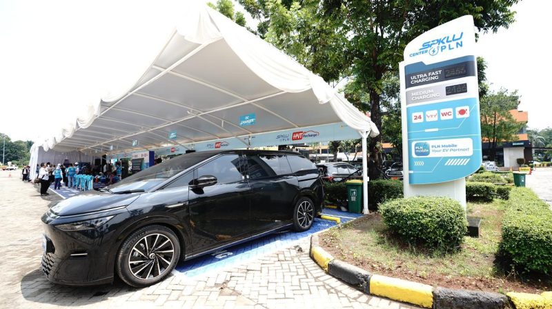 Suasana SPKLU Center PLN di Rest Area KM 10,6 Tol Jagorawi yang dilengkapi fasilitas Ultra Fast Charging beroperasi 24 jam. (Dok PLN)