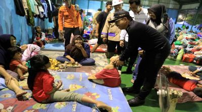 Wali Kota Tangerang H. Sachrudin menyapa anak-anak di posko pengungsian warga terdampak banjir di Kota Tangerang.