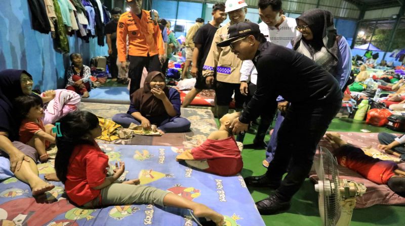 Wali Kota Tangerang H. Sachrudin menyapa anak-anak di posko pengungsian warga terdampak banjir di Kota Tangerang.