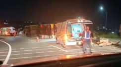 Sejumlah petuggas sedang mengevakuasi korban kecelakaan di Tol Krapyak Semarang. (Tangkapan TikTok Berita Netizen62)