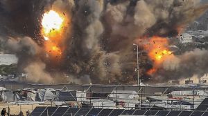 Dampak serangan udara Israel di Khan Younis, Jalur Gaza, pada Sabtu pagi waktu setempat.