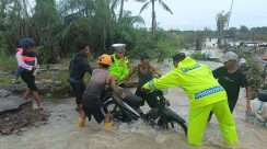 Simon E. Simatupang, S.H., M.H. Bantu Motor