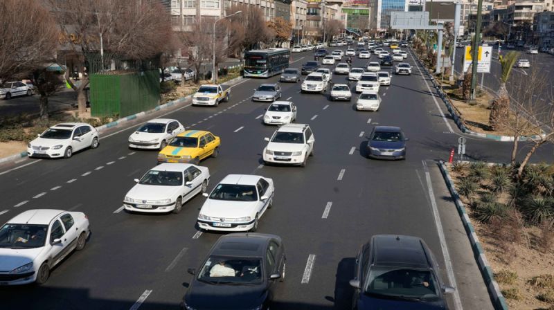 Kendaraan melintas di pusat kota Teheran saat situasi relatif normal setelah aksi protes di Iran mereda.