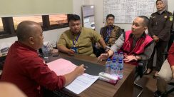 Delapan tersangka kasus korupsi tata kelola minyak Pertamina saat diserahkan dari penyidik JAM Pidsus Kejagung ke Jaksa Penuntut Umum di Kejari Jakarta Pusat, Rabu (5/11/2025).(HALLONEWS/Anjas)