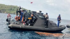 Tim SAR gabungan menggunakan kapal Rigid Inflatable Boat (RIB) untuk mengevakuasi korban dan menelusuri serpihan KM Putri Sakinah yang tenggelam di Perairan Pulau Padar, Labuan Bajo