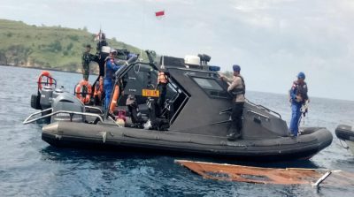 Tim SAR gabungan menggunakan kapal Rigid Inflatable Boat (RIB) untuk mengevakuasi korban dan menelusuri serpihan KM Putri Sakinah yang tenggelam di Perairan Pulau Padar, Labuan Bajo