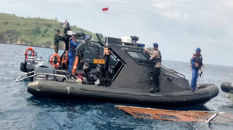 Tim SAR gabungan menggunakan kapal Rigid Inflatable Boat (RIB) untuk mengevakuasi korban dan menelusuri serpihan KM Putri Sakinah yang tenggelam di Perairan Pulau Padar, Labuan Bajo