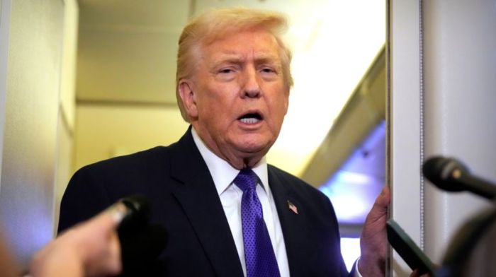 Donald Trump berbicara kepada wartawan di dalam Air Force One usai menolak meminta maaf atas unggahan video bernuansa rasis tentang keluarga Obama.