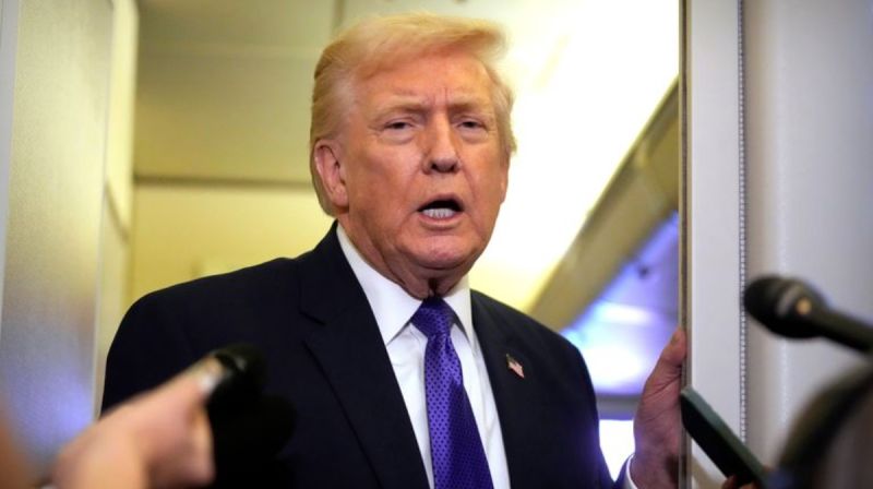 Donald Trump berbicara kepada wartawan di dalam Air Force One usai menolak meminta maaf atas unggahan video bernuansa rasis tentang keluarga Obama.