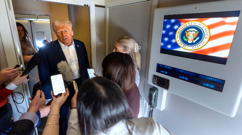 Donald Trump berbicara kepada wartawan di Air Force One terkait Venezuela dan ancaman operasi militer AS.
