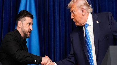 Donald Trump dan Volodymyr Zelenskyy berjabat tangan setelah pembicaraan damai di Mar-a-Lago, Florida.