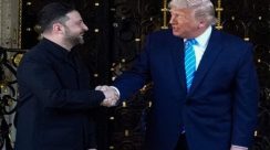 Donald Trump dan Volodymyr Zelenskyy berjabat tangan seusai menyepakati jaminan keamanan penuh AS untuk Ukraina di Mar-a-Lago, Florida.