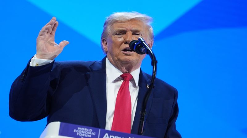 Presiden AS Donald Trump menyampaikan pidato di Davos saat Uni Eropa membekukan kesepakatan dagang akibat retorika Greenland.