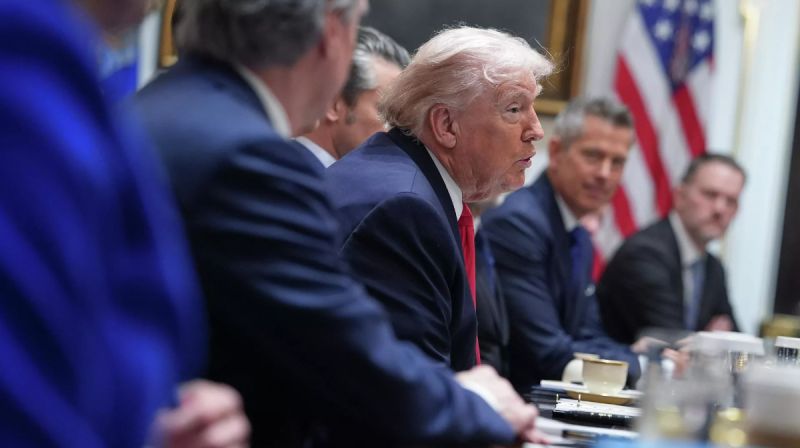 Presiden AS Donald Trump saat rapat kabinet membahas kemajuan negosiasi damai Rusia dan Ukraina.