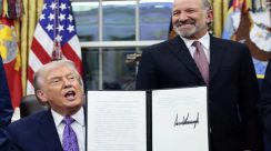 Trump menandatangani perintah eksekutif