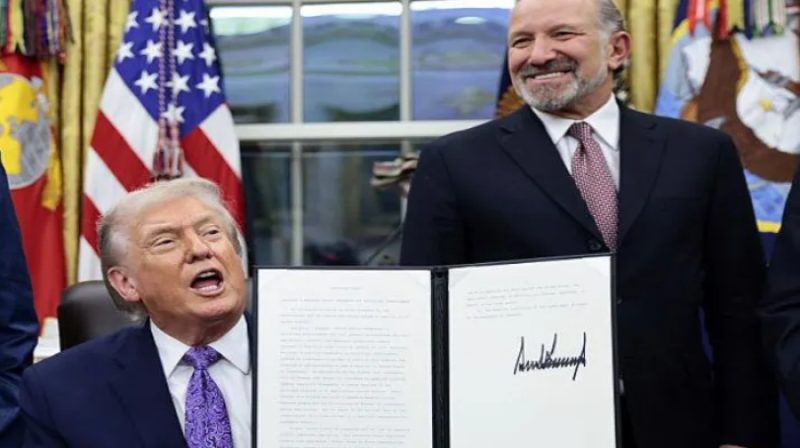 Trump menandatangani perintah eksekutif