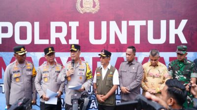 Wakapolri Komjen Pol Dedi Prasetyo menyerahkan bantuan kemanusiaan kepada warga terdampak banjir di Padang Pariaman, Sumatera Barat.