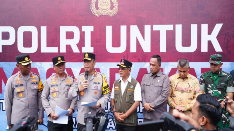 Wakapolri Komjen Pol Dedi Prasetyo menyerahkan bantuan kemanusiaan kepada warga terdampak banjir di Padang Pariaman, Sumatera Barat.