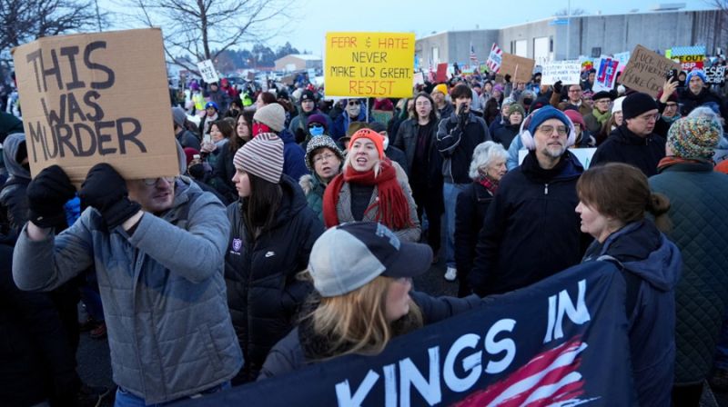 Demonstrasi di Minneapolis setelah penembakan Renee Nicole Good oleh agen ICE, dengan kehadiran polisi dan laporan penggunaan semprotan bahan kimia.