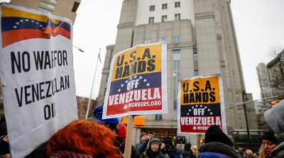 Pendukung Nicolas Maduro membawa bendera Venezuela dan poster saat berdemonstrasi di depan pengadilan federal Manhattan, New York, menentang penangkapan presiden Venezuela oleh AS.