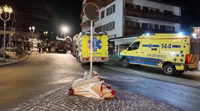 Warga meletakkan bunga-bunga di depan Le Constellation Bar, Crans-Montana, Swiss, pascakebakaran maut Tahun Baru 2026.