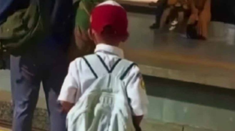 Siswa SD Naik Kereta dari Tangerang ke Klender