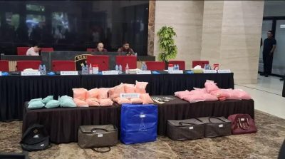 Bareskrim Polri Pamerkan Ratusan Ribu Pil Ekstasi Warna Warni dalam Laka Tol Lampung
