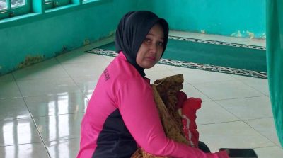 Terpisah dari Ibu di Posko Mengungsian, Bayi 1 Tahun Disusui Polwan