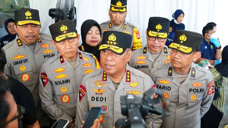 Wakapolri Komjen Dedi Prasetyo mengecek kegiatan pelayanan tim Disaster Victim Identification (DVI) Polri di RS Bhayangkara Padang