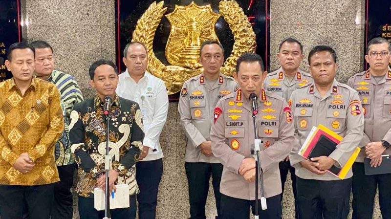 Kapolri Jenderal Listyo Sigit Prabowo bersama Menhut Raja Juli di Mabes Polri
