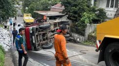 Truk terbalik di Bogor