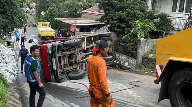 Truk terbalik di Bogor